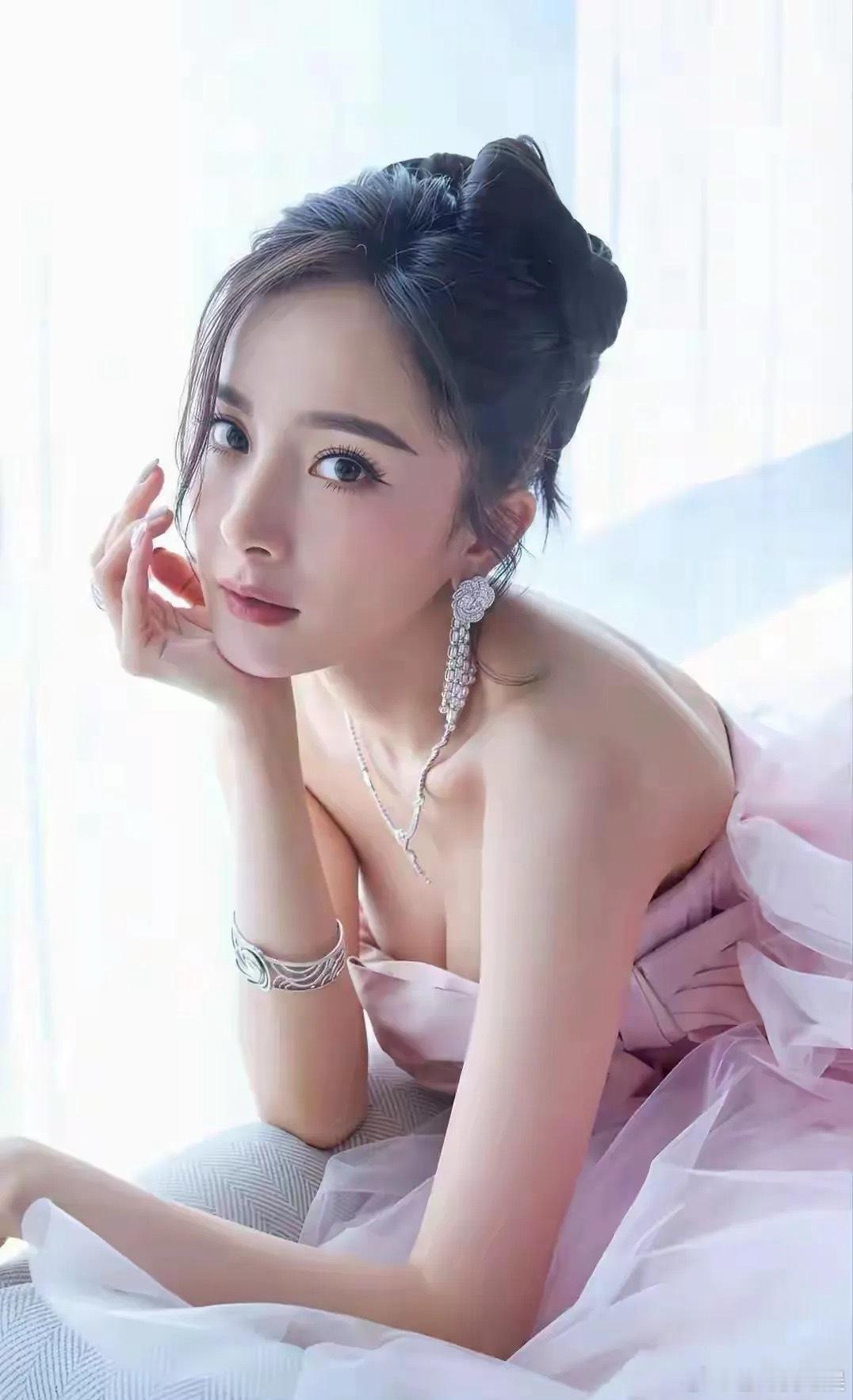 1.杨幂失落很正常，辛芷蕾拿奖、赵丽颖压番，她转型确实晚了点，但她韧劲足，提名攒
