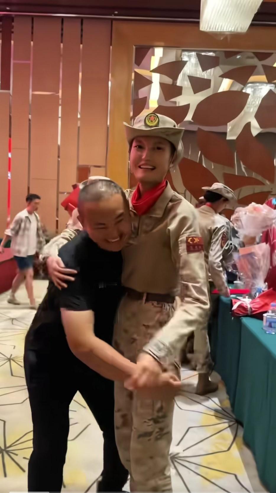 培养出这么优秀的女儿，当爸爸的该有多么荣耀和幸福呀，
父爱如山，不管你多大了，在