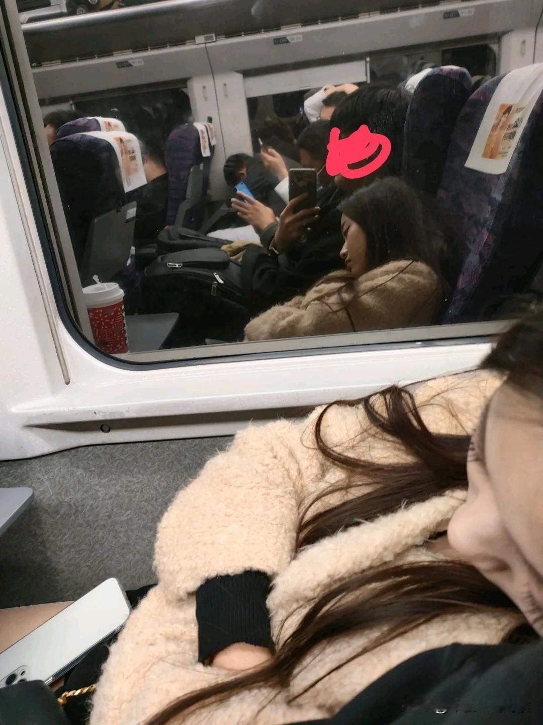 我一动也不敢动！
只要我轻轻一动，这个世界就会醒，列车会到站，往事会下车，记忆会