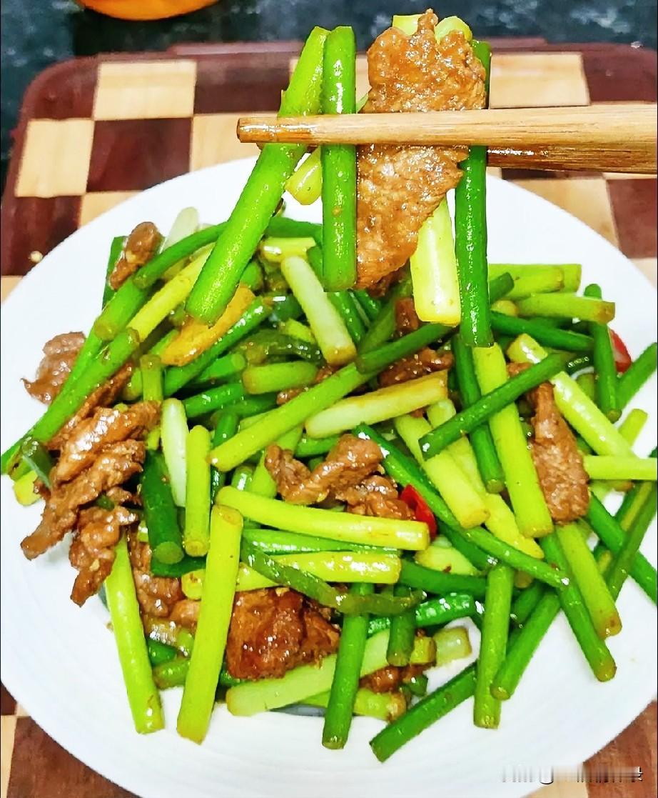 嫩好吃，一点也吃不腻，下饭绝了绝了！

食材: 蒜苔、猪肉、姜蒜、小米辣

做法