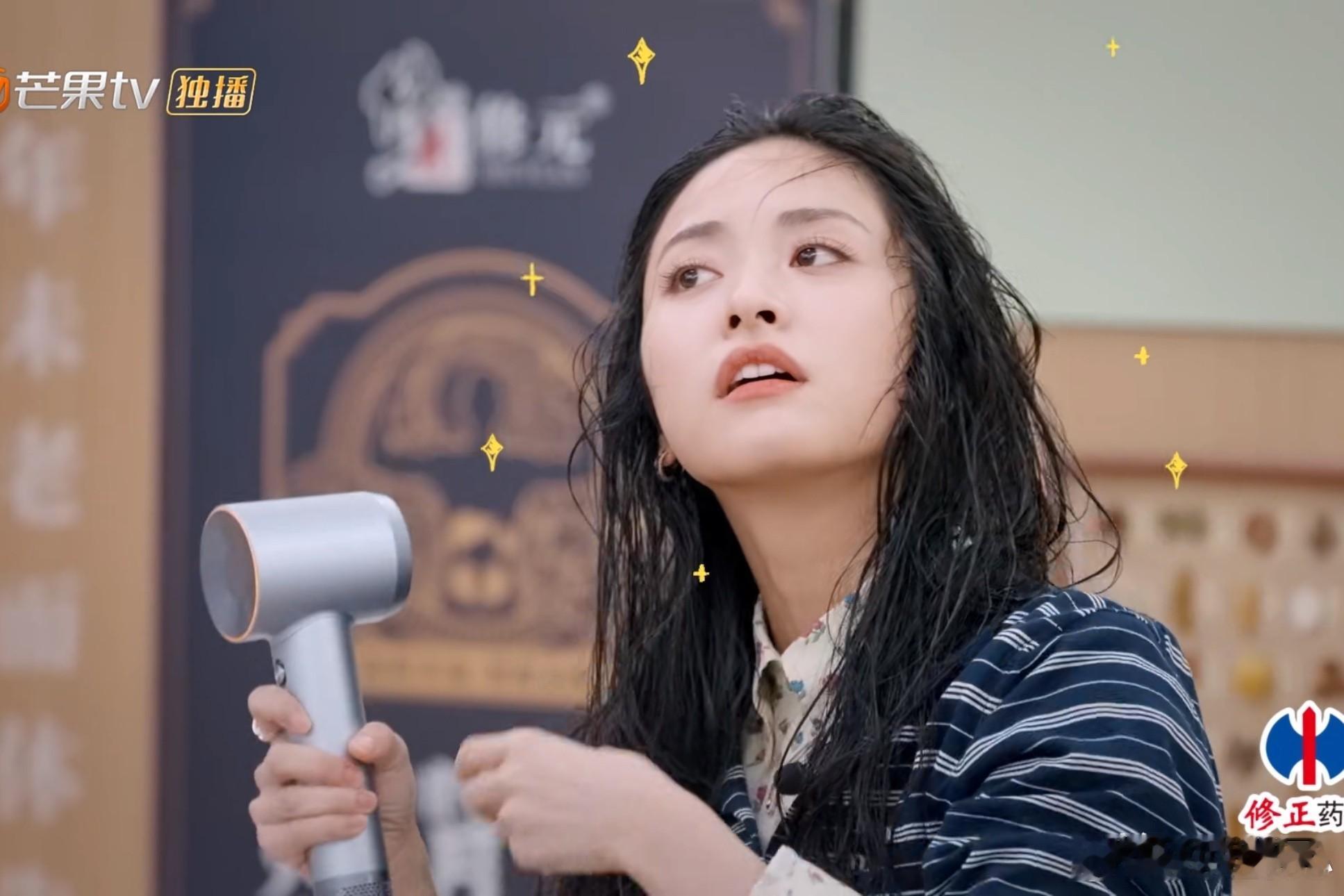 听到沈月轻描说自己的头发就只是有点分叉后，徐志胜可难受了，直接当场破防，委屈巴巴