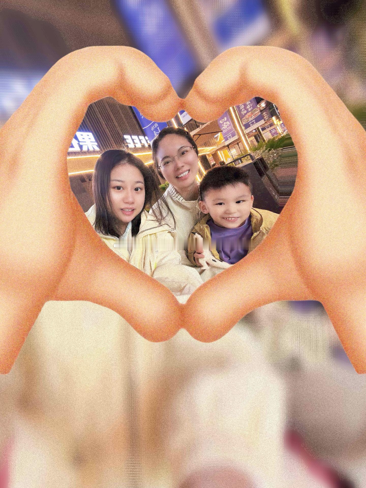 📝和圆子墩墩吃披萨🍕咯还逛了好看的小店～入了年份冰箱贴❤️还有一个很犯困的果