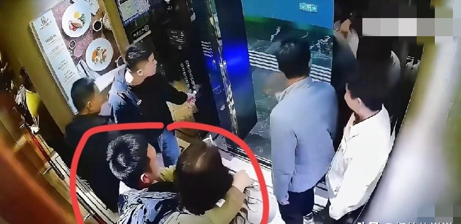 江苏酒店电梯里，

一脚踹倒送餐机器人，

4500元当场赔了。

这事发生在3