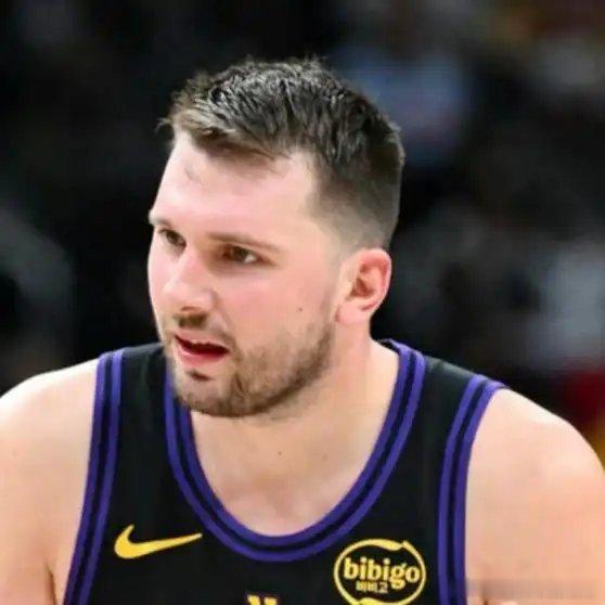 《【🔥百度热搜】东契奇绝杀三分完全空位竟然不敢投？詹姆斯接锅三分打铁弹出！》播