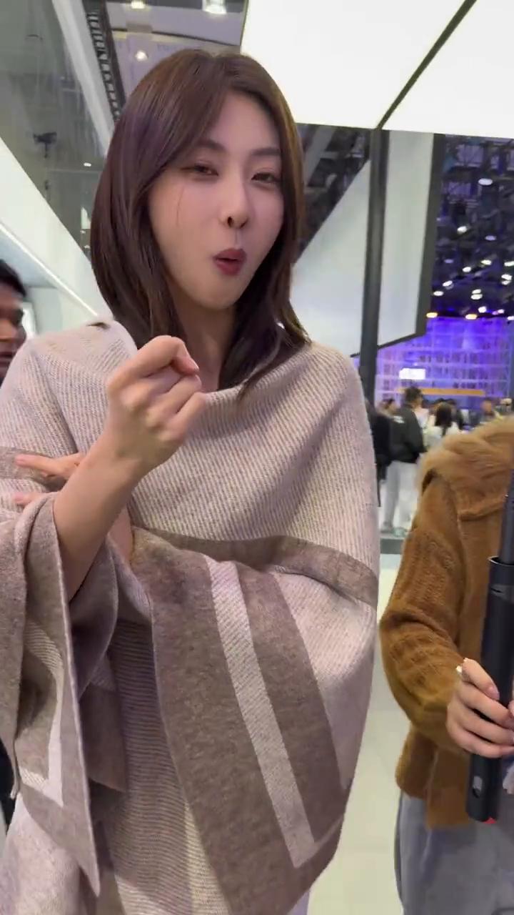 古有貂蝉万人迷，今有少妇无人敌。抽刀断水水更流，唯有少妇解千愁。黑丝短裙大长腿。