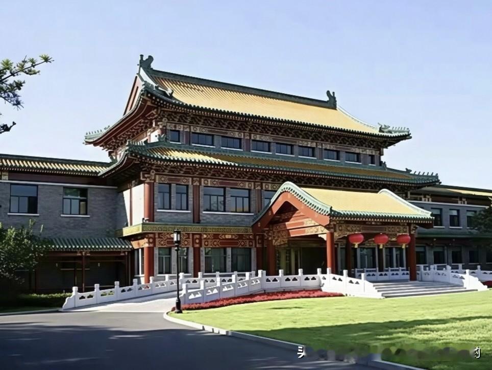 基辛格首次访华时喝白酒吃烤鸭，这画面太有历史感了。基辛格这人饮食很有特色，他早餐