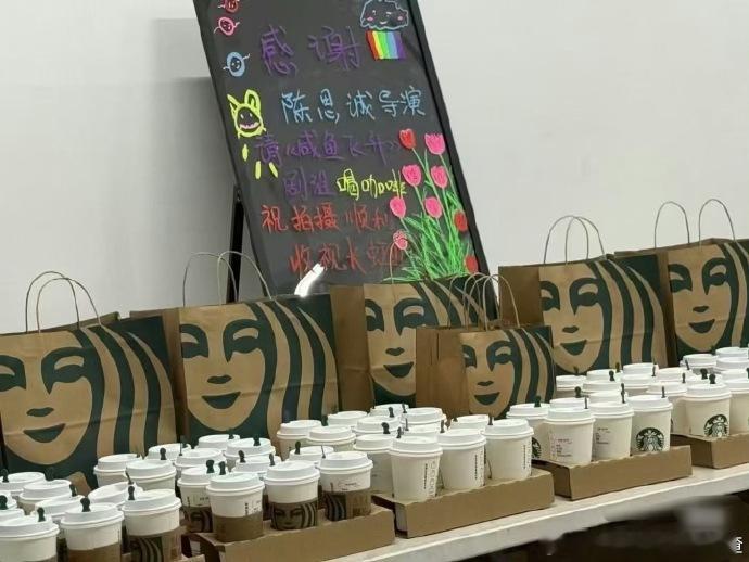 陈思诚探班《咸鱼飞升》剧组，王鹤棣与他相谈甚欢。大佬的关注让剧组备受瞩目，也让观