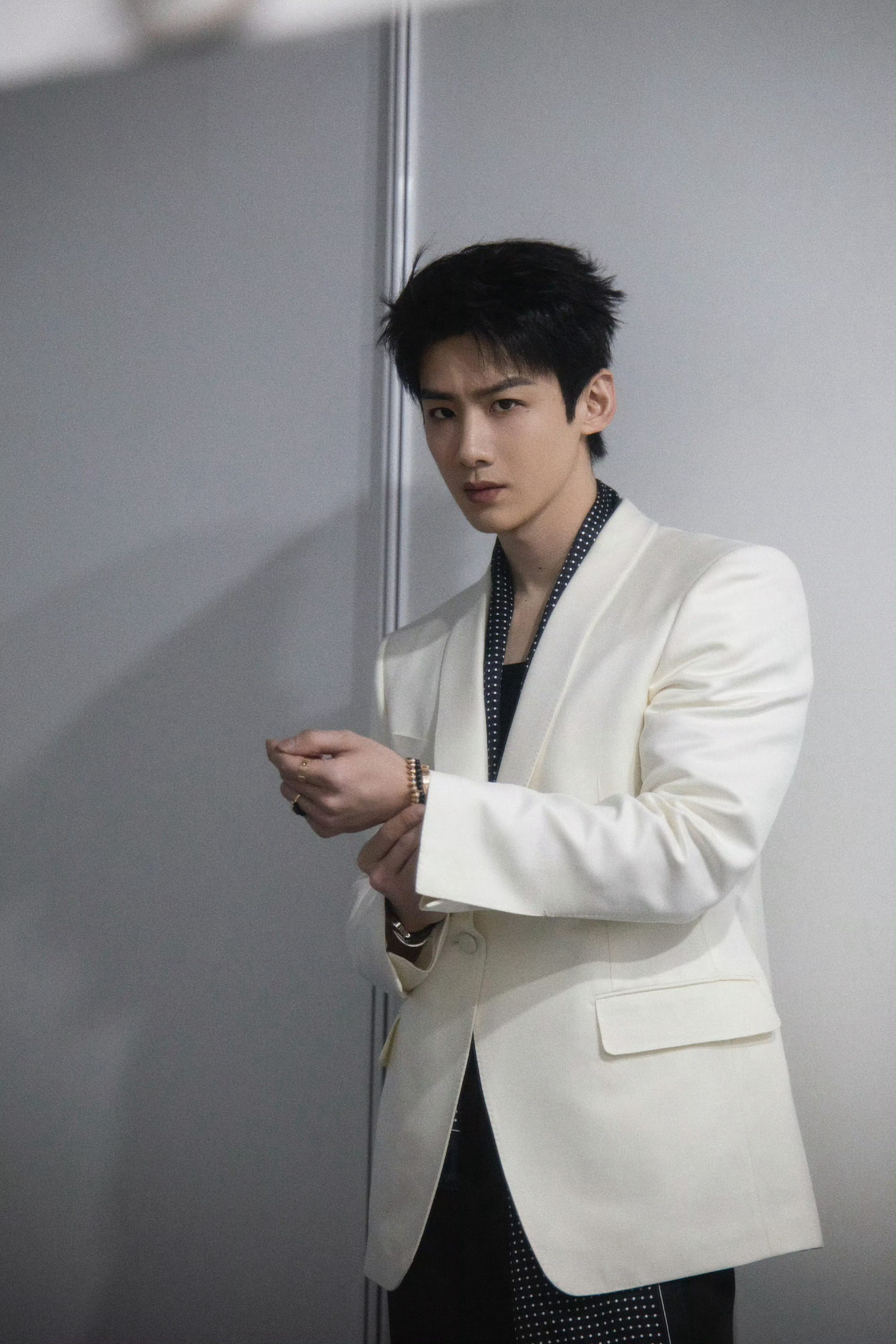 #晚安咪语##白敬亭真的拿出手机调静音了#乖巧.jpg，认真遵守规则的“三好学生