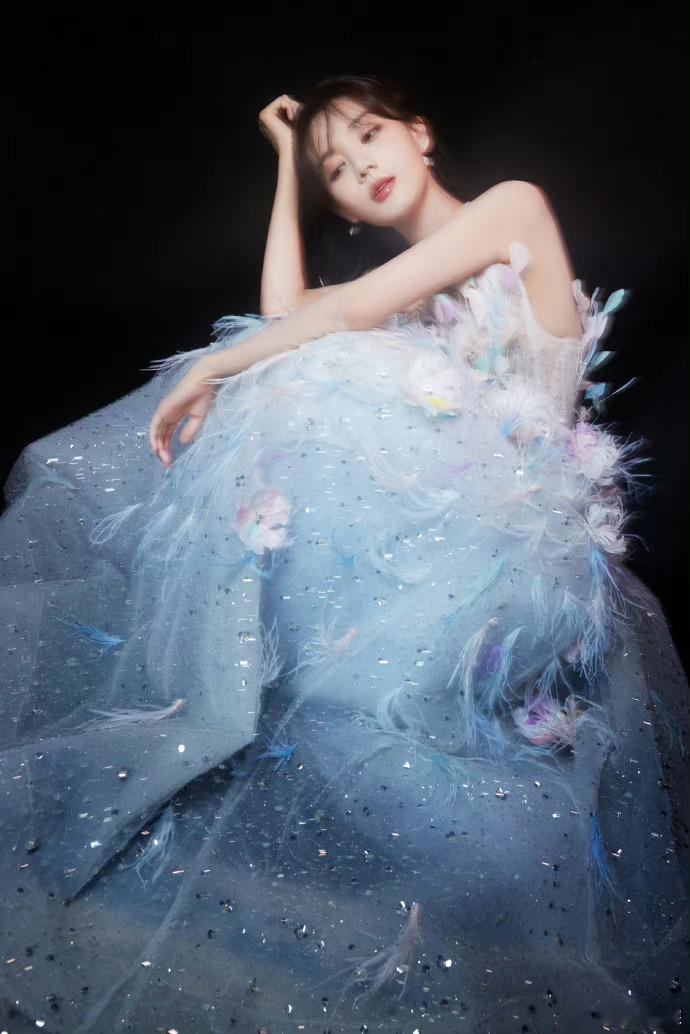 #李一桐碎钻羽毛裙##李一桐羽纱仙女裙# 我的天啊李一桐是什么仙女降落人间吗[送