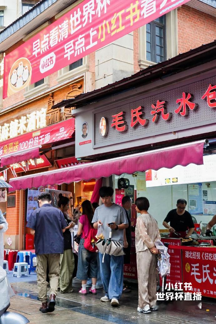 俩老外武汉过早看球赛用中文争武汉早市名场面爆笑出圈，两名外籍食客嗦热干面，全程流