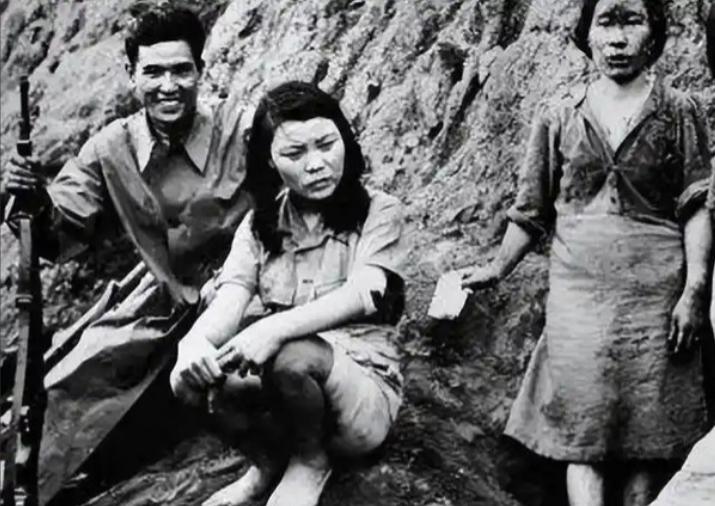 1937年，几个鬼子闯进了一户民宅，疯抢了一阵之后，又打起了一个小姑娘的注意，便