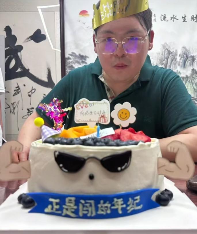 实在太心酸又太讽刺！近日，据网友爆料，向佑突然高调开通个人账号，又是关注向华强、