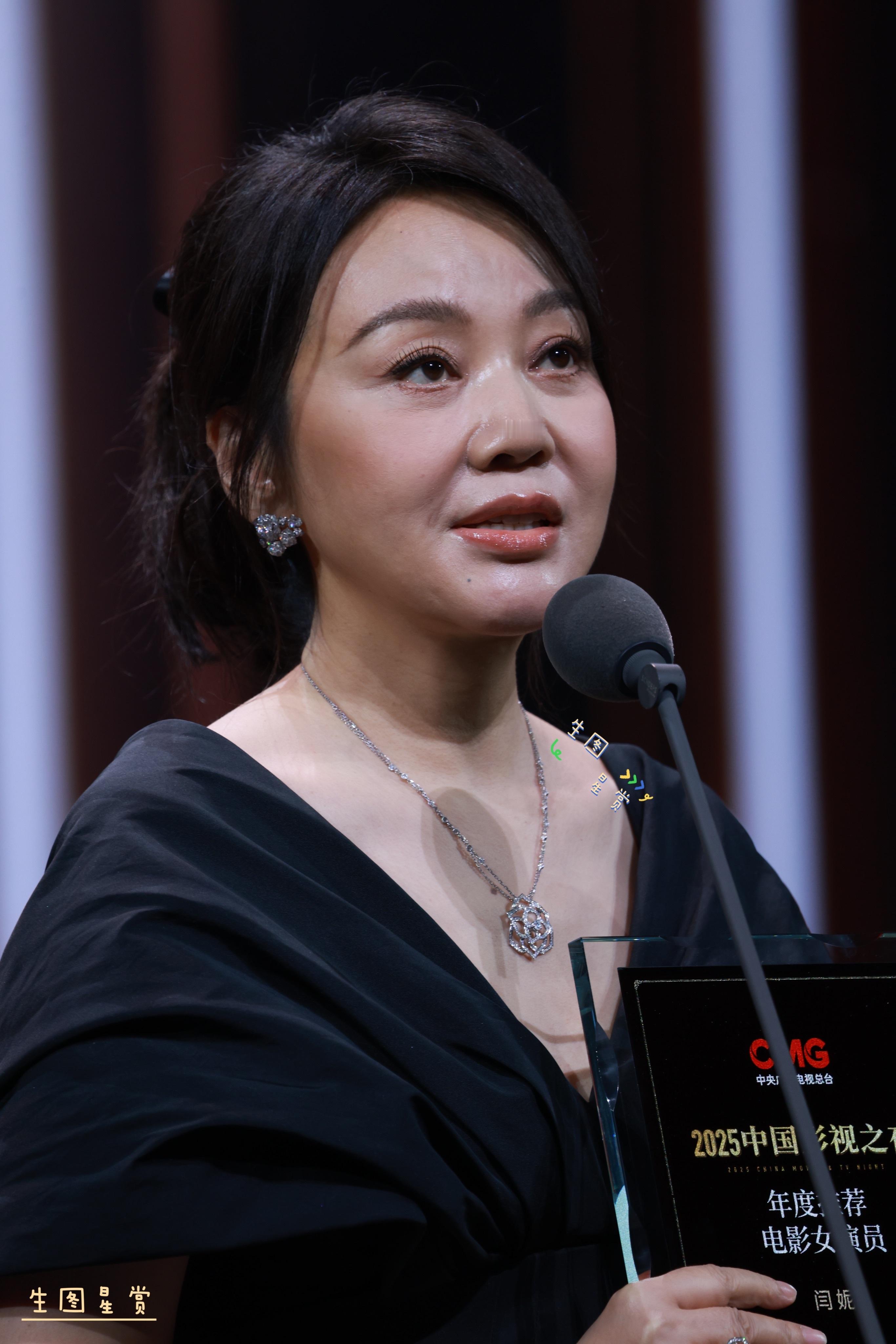 闫妮中国影视之夜颁奖礼返图，精神韵味的佟掌柜 ​​​