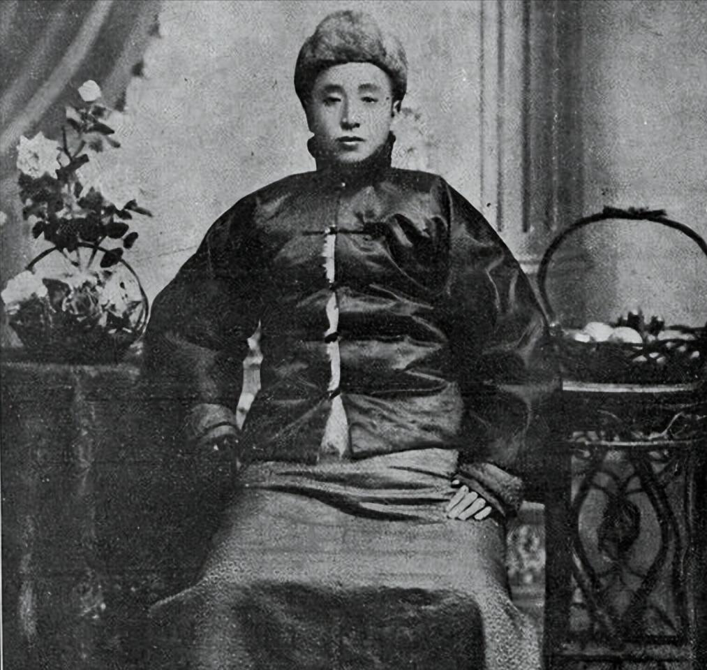 1891年，16岁的张作霖因偷吃大户人家的饭菜被打得半死，女主人孙寡妇不仅没报官