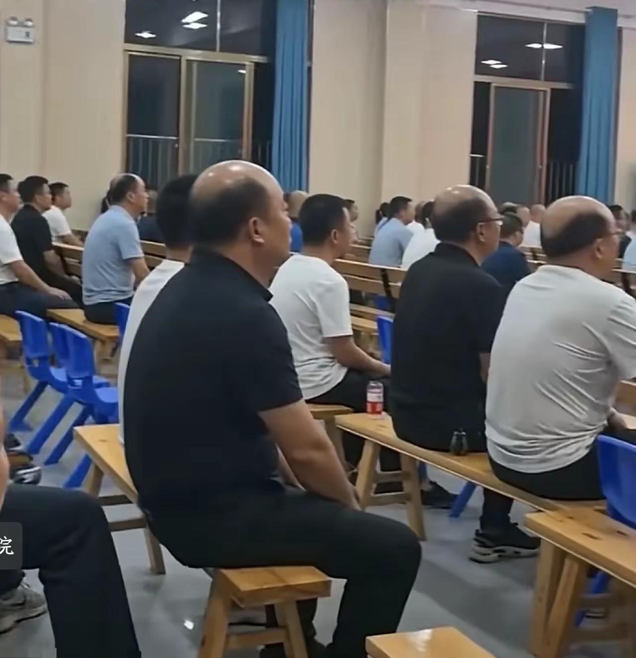 天呐，怎么回事，有网友开个家长会，都吓坏了，满眼都是秃头，不知道的，还以为个个都