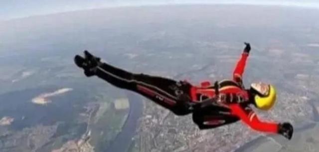 1999年，美国一名金融女高管在4400米高空跳伞时，突然发现自己的伞包打不开了