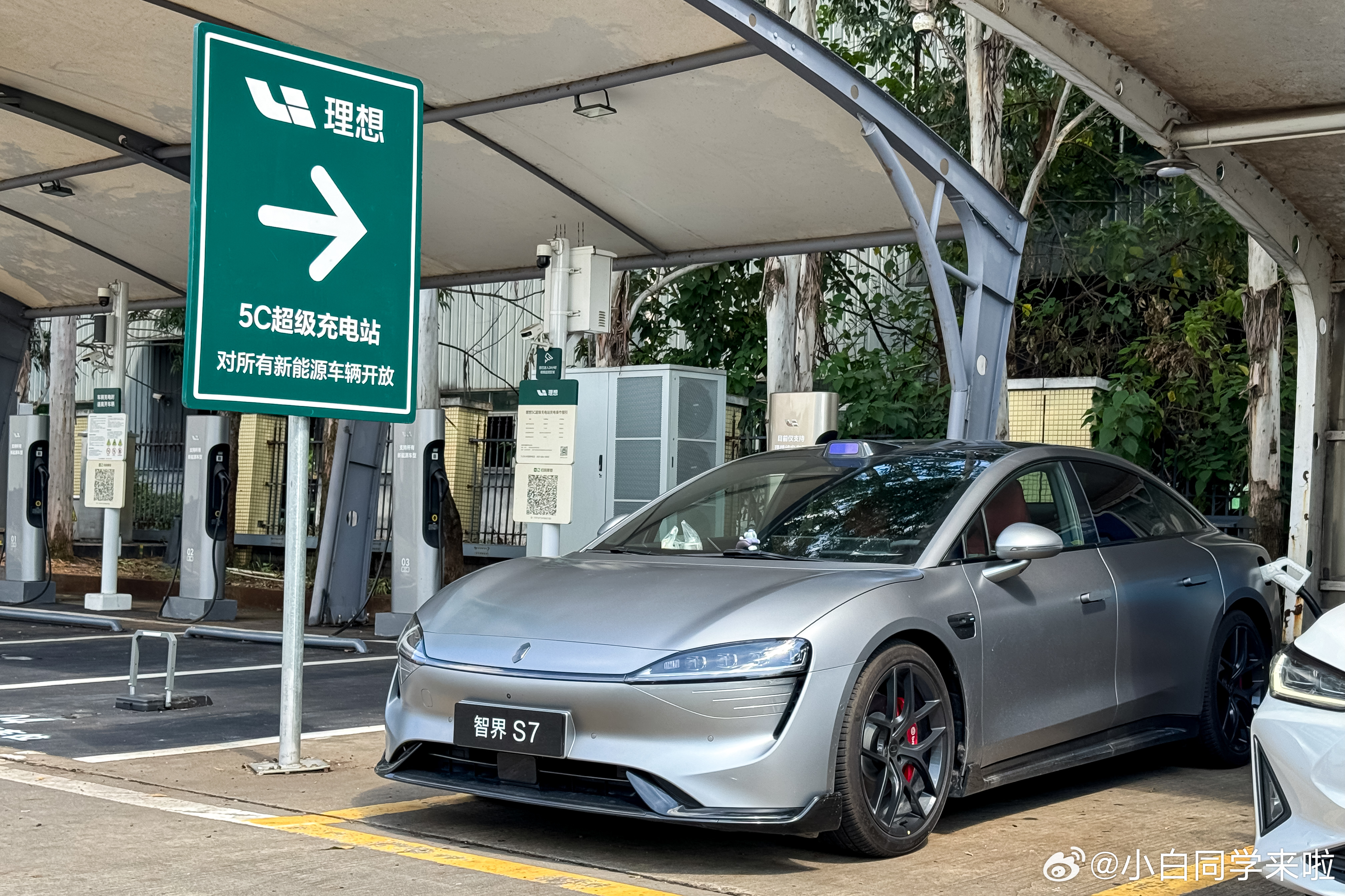 开智界S7 去广州，在麻涌服务区给智界 S7 充电。看到理想这个“5C 超级充电
