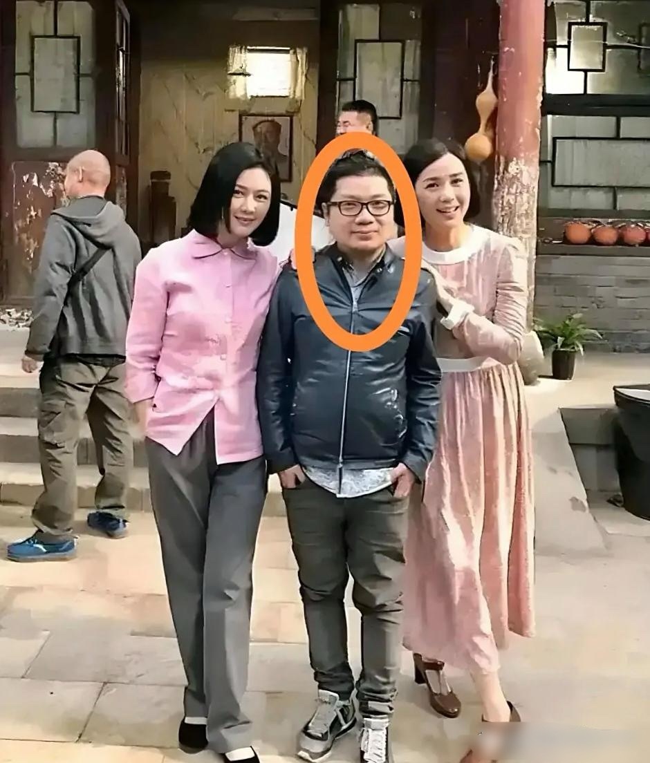 当初美女田海蓉和内地有名的女星蒋雯丽，曾跟程青松一起合过一张影。你看照片里的画面