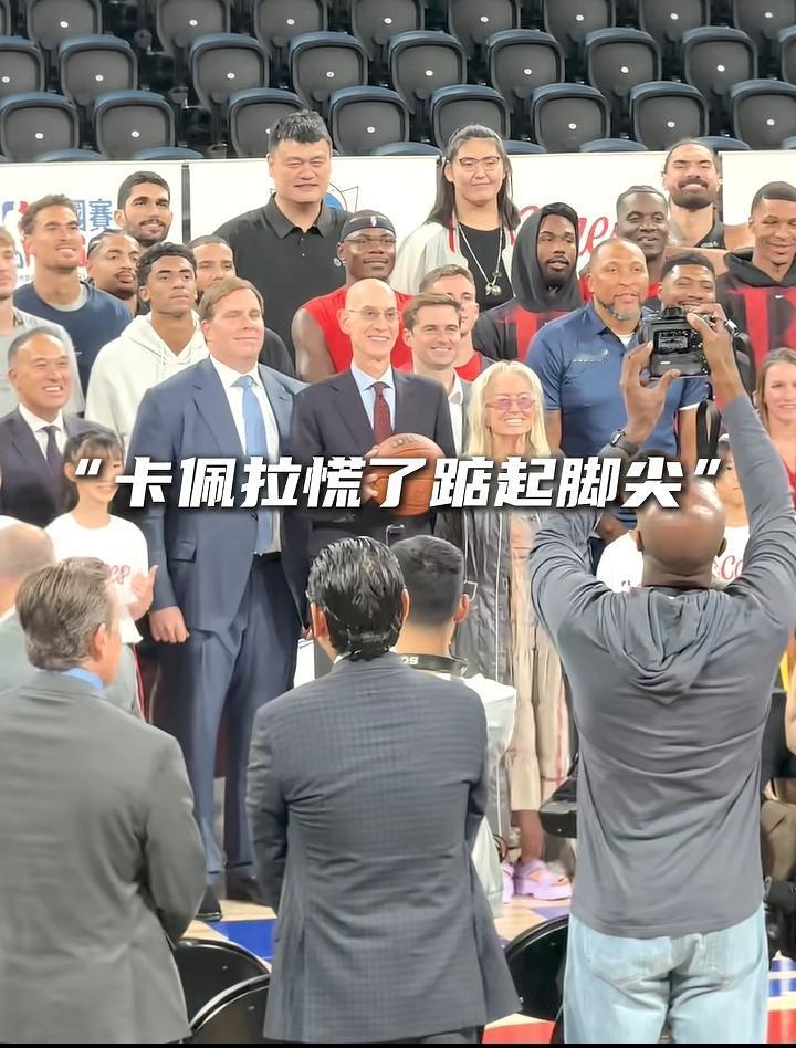 姚明张子宇亚洲双塔在一众巨人老外面前也太突出了，2.11米的亚当斯踮脚都不好使。