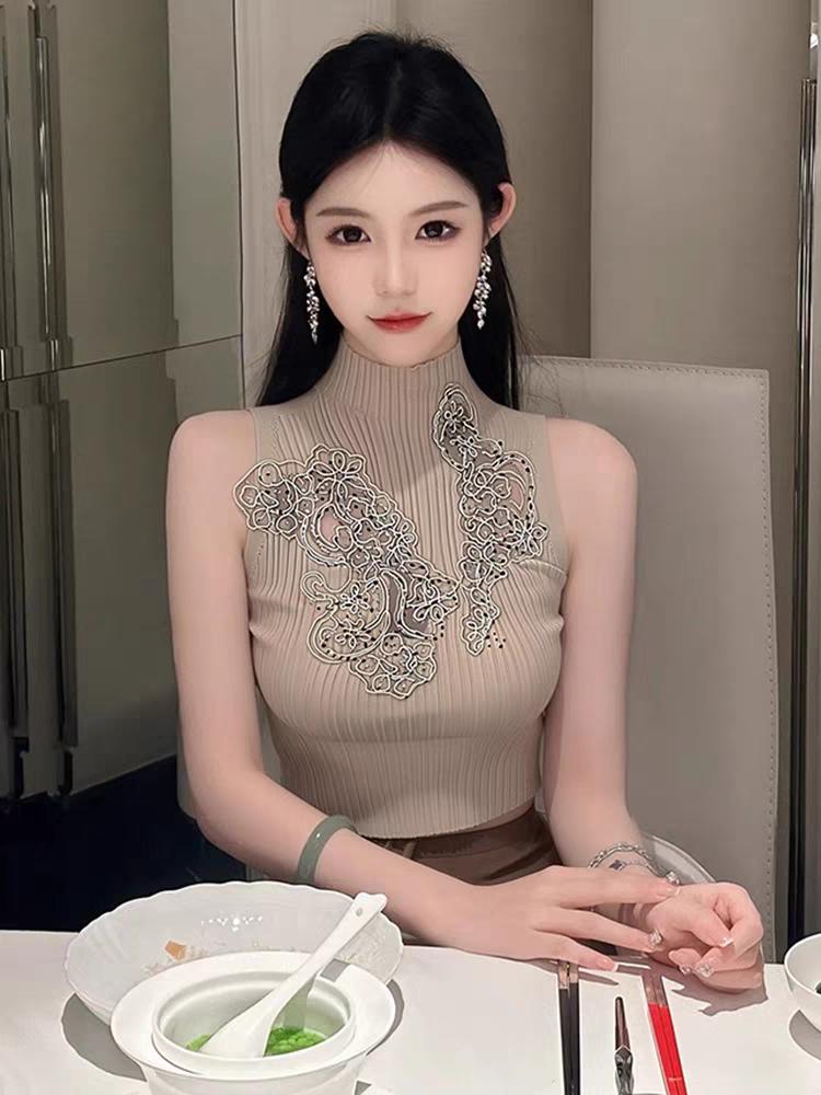 优雅用餐时刻，精致的餐具与优雅的装束相得益彰。有哪些美女让人过目难忘？ 气质穿搭