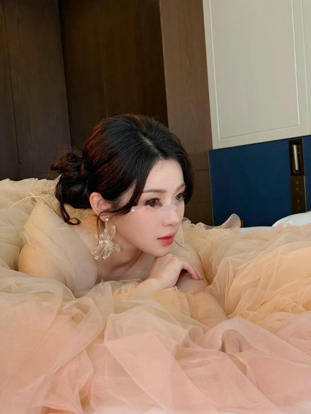 刘夕语首次走红毯大大方方的  初登红毯，便自带从容气场！镜头下的刘夕语笑容清甜治