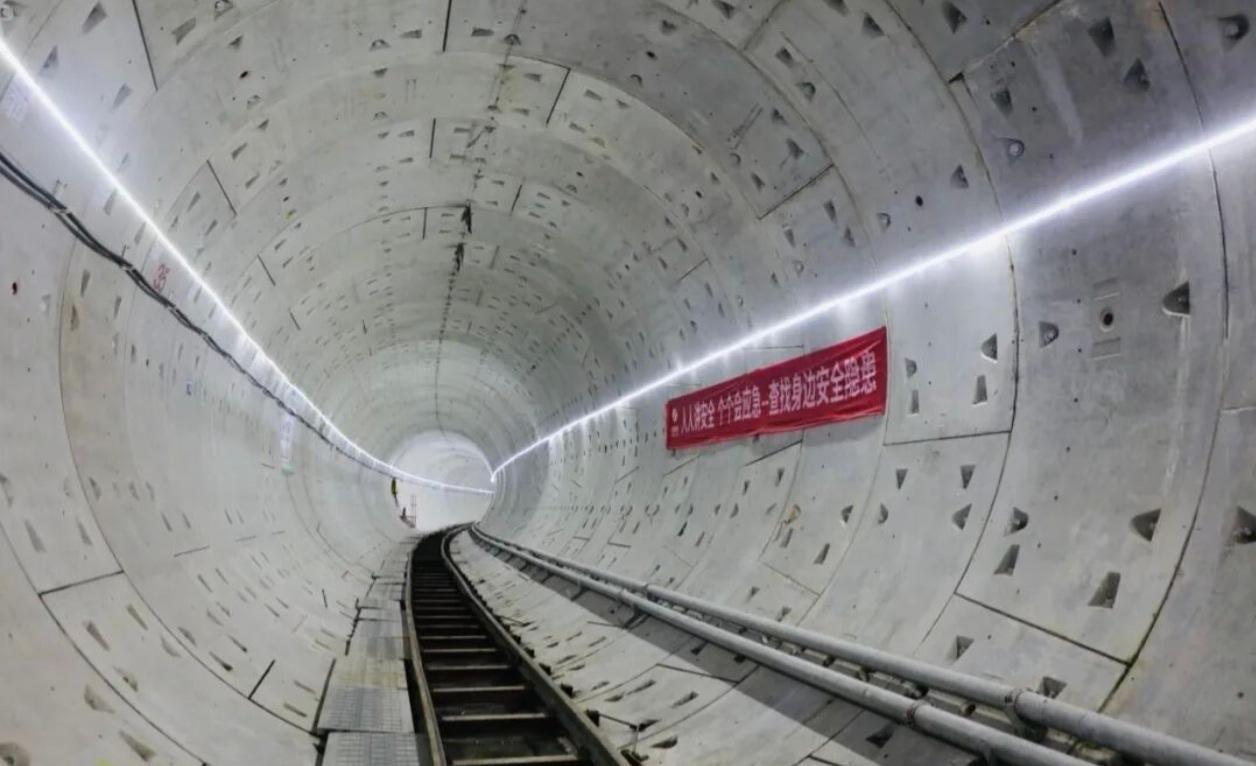 🚇 深圳首条“环线”地铁再传捷报！15号线关键区间贯通

5月14日，深圳地铁