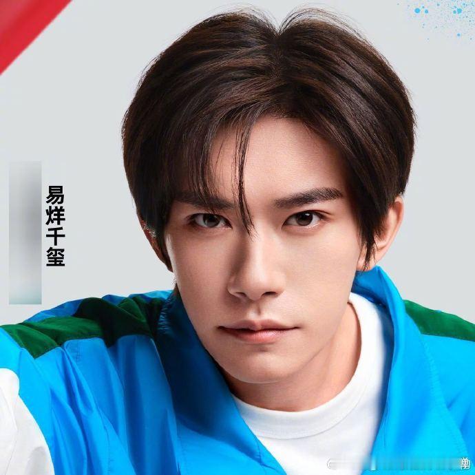 #易烊千玺九宫格运动大片# 易烊千玺的九宫格运动照让人眼前一亮，白色 T 恤与蓝