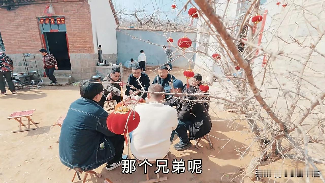 撂倒喷香哥！今年，喷香哥照旧去了卢总家，还拉上了杨总一同前往，视频里提到杨总很能