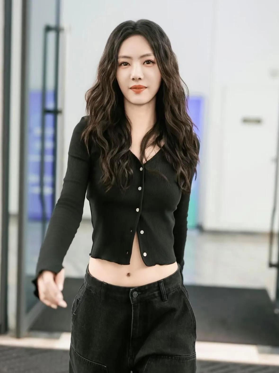 蔡文静这套穿搭，打工人直接照搬！
黑色针织开衫+工装牛仔裤，休闲又干练，
露腰设