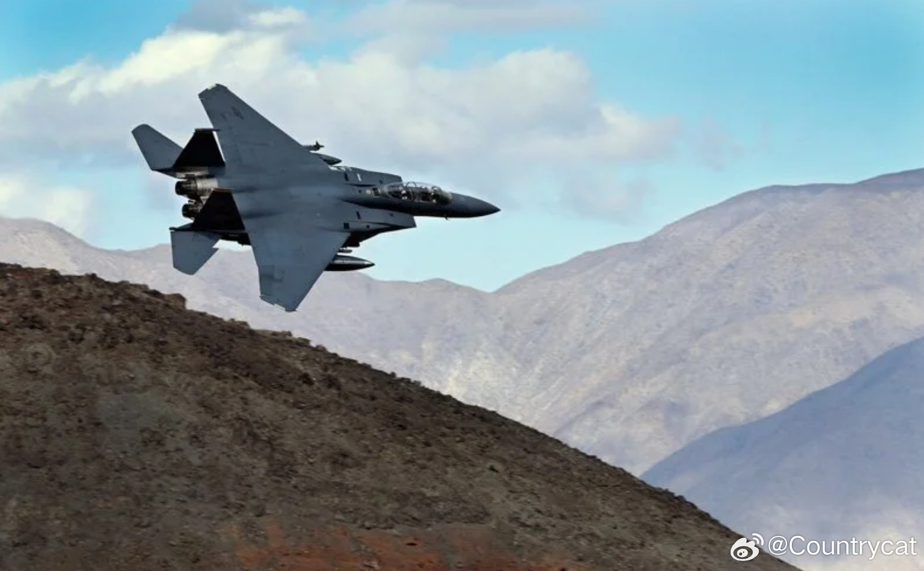 卫星图曝光！美军轰出28个弹坑阻击追兵 F-15E残骸旁现12米巨坑海外新鲜事美