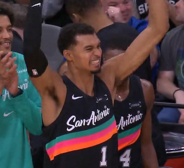 ▲文班亚马连续101场比赛有盖帽的记录终结了▲但马刺赢球了，谁会在意这个记录 