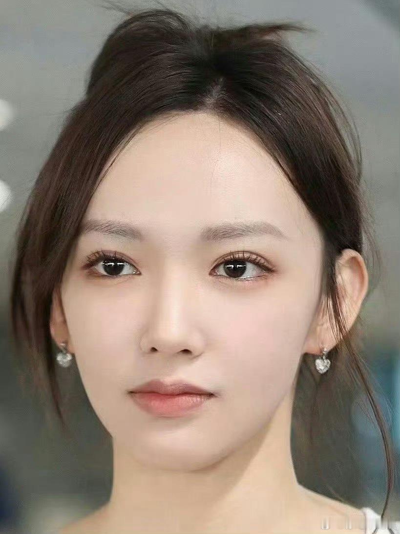 程潇这弄上双眼皮怎么有种鱼眼的感觉 ​​​