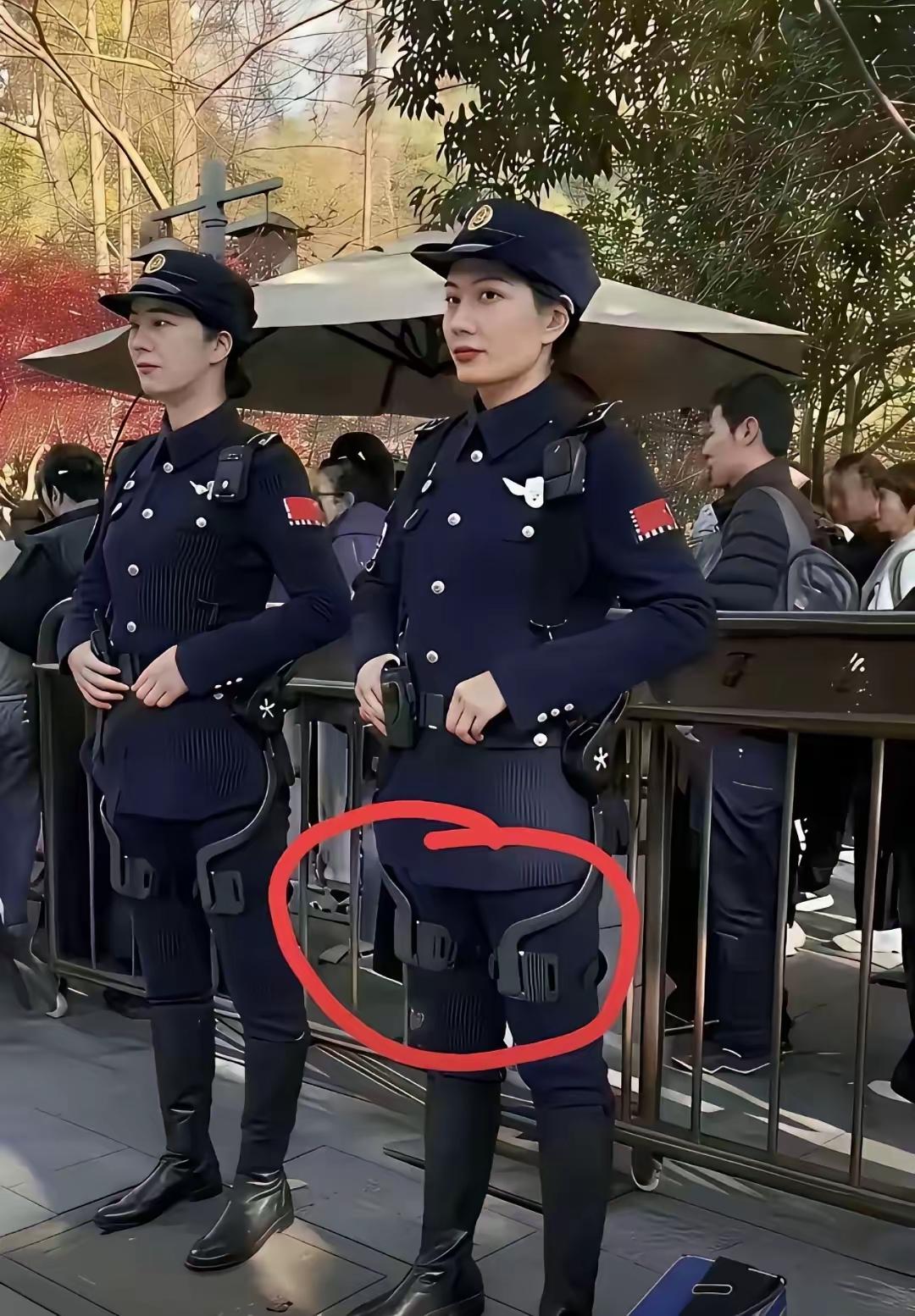 特警们帶上新装备
既能给游人带安全感
更能起到对犯罪分的镇摄
为我们这些勇于奉献