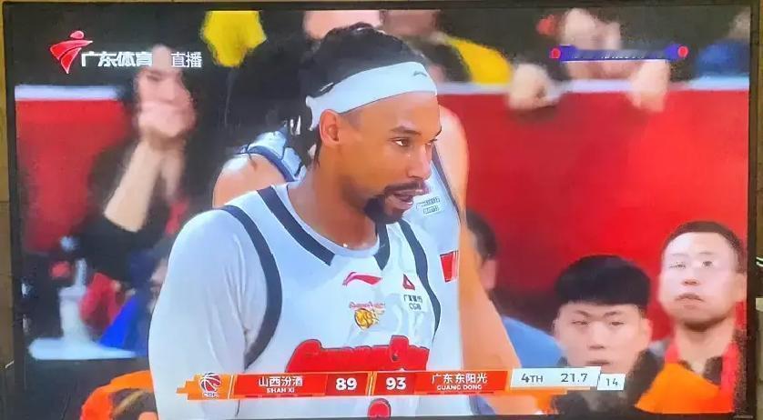 6胜1负！广东冲第三
 
山西主场首败，输在篮板。广东新外援萨林杰末节12+7，