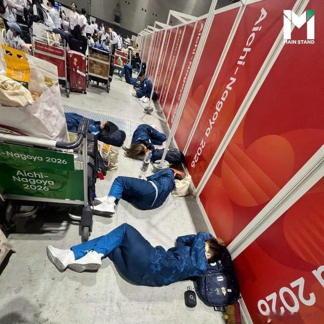 亚运会[超话]泰国队被迫睡邮轮大堂地板亚运会期间，泰国藤球队因组委会漏录住宿名单