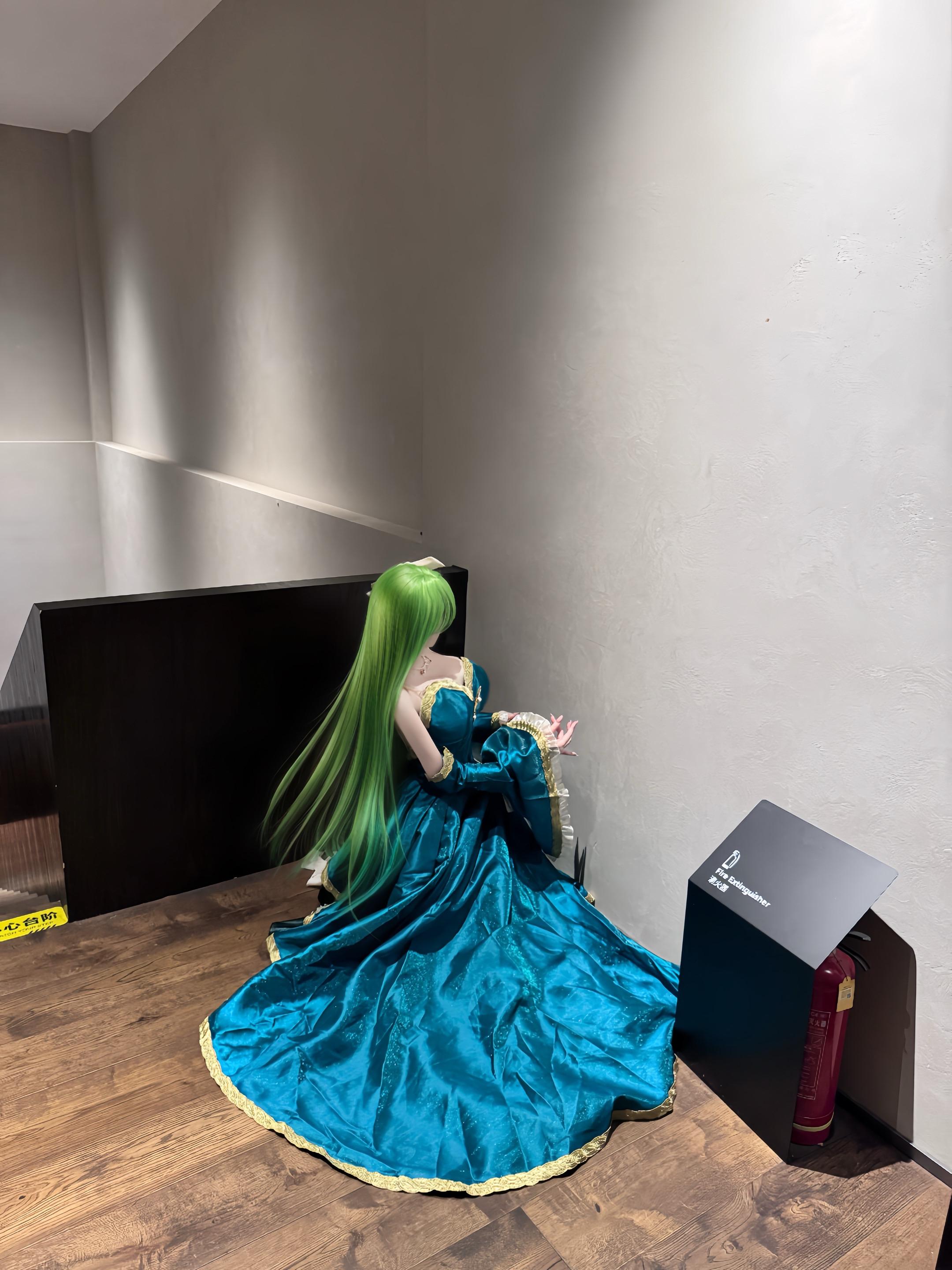 残缺的玉。礼服