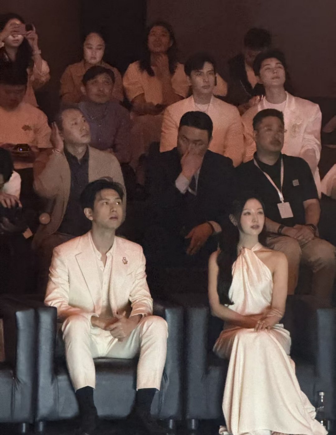 李现金智媛世纪同框 李现这身高差和智媛刚好配 两人对视那张图我能看一百遍 ​​​