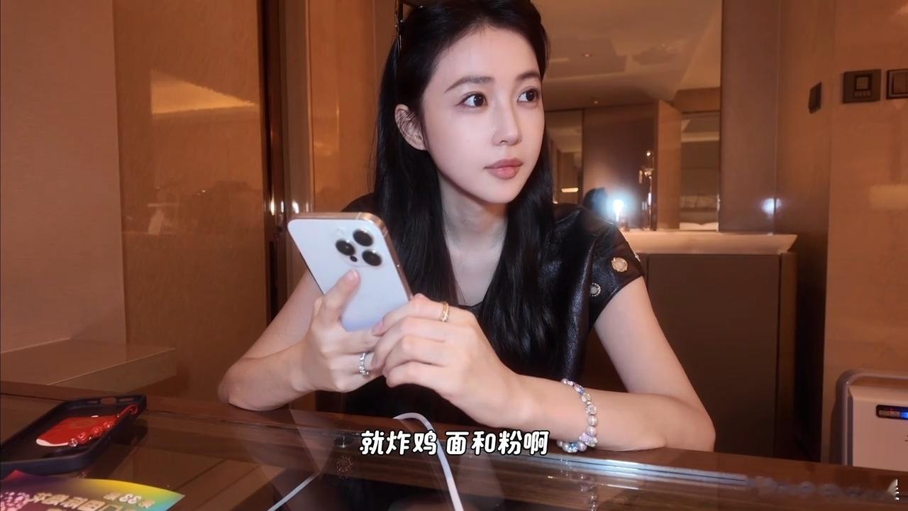 宣云给潘玮柏和女儿点外卖潘玮柏女儿也是碳水脑袋 潘玮柏和女儿面对美食All in