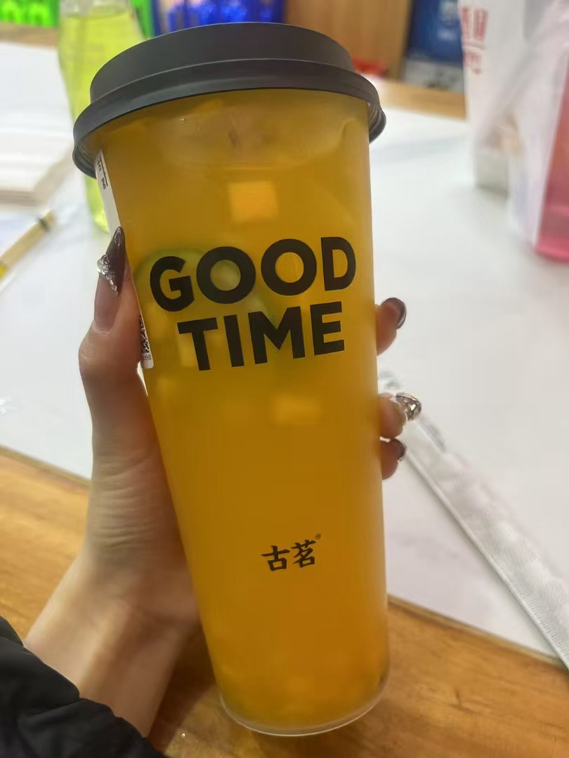 此人为了炫耀自己的新美甲，连喝好几天奶茶，其实就是为了拍照[doge]大家不会看