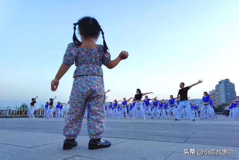 幸福和什么最有关系？对很多中老年人来说，广场舞或许就是幸福的答案。
为啥中老年人