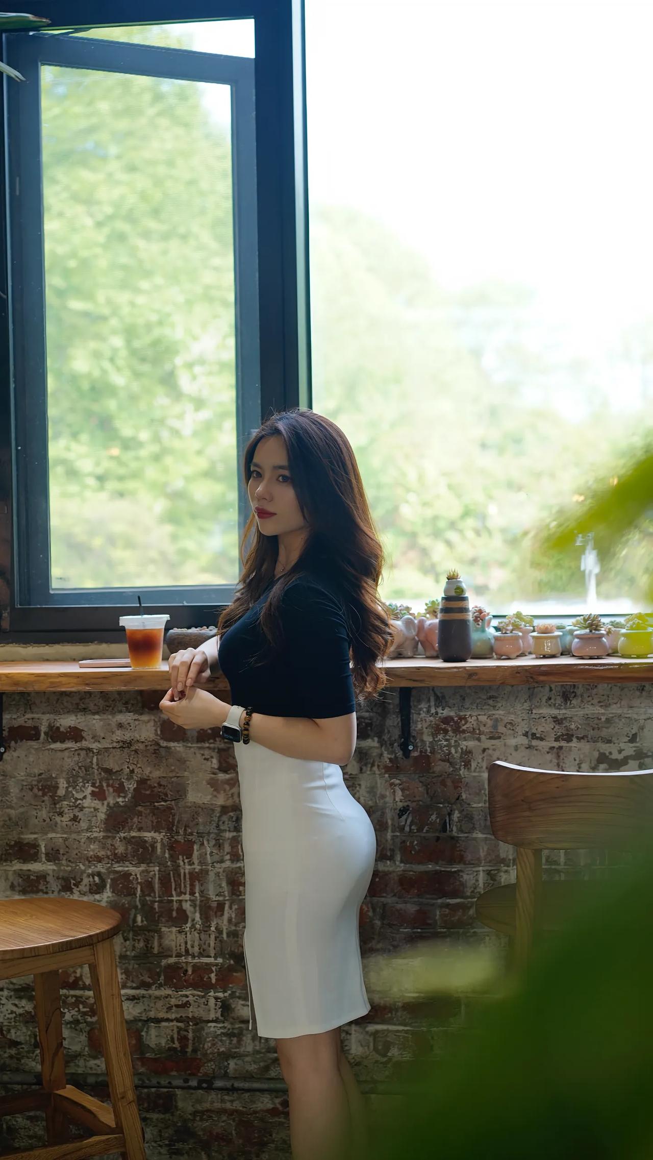 都市时尚风，黑衣白裙，咖啡馆里的优雅时光咖啡馆穿搭美学