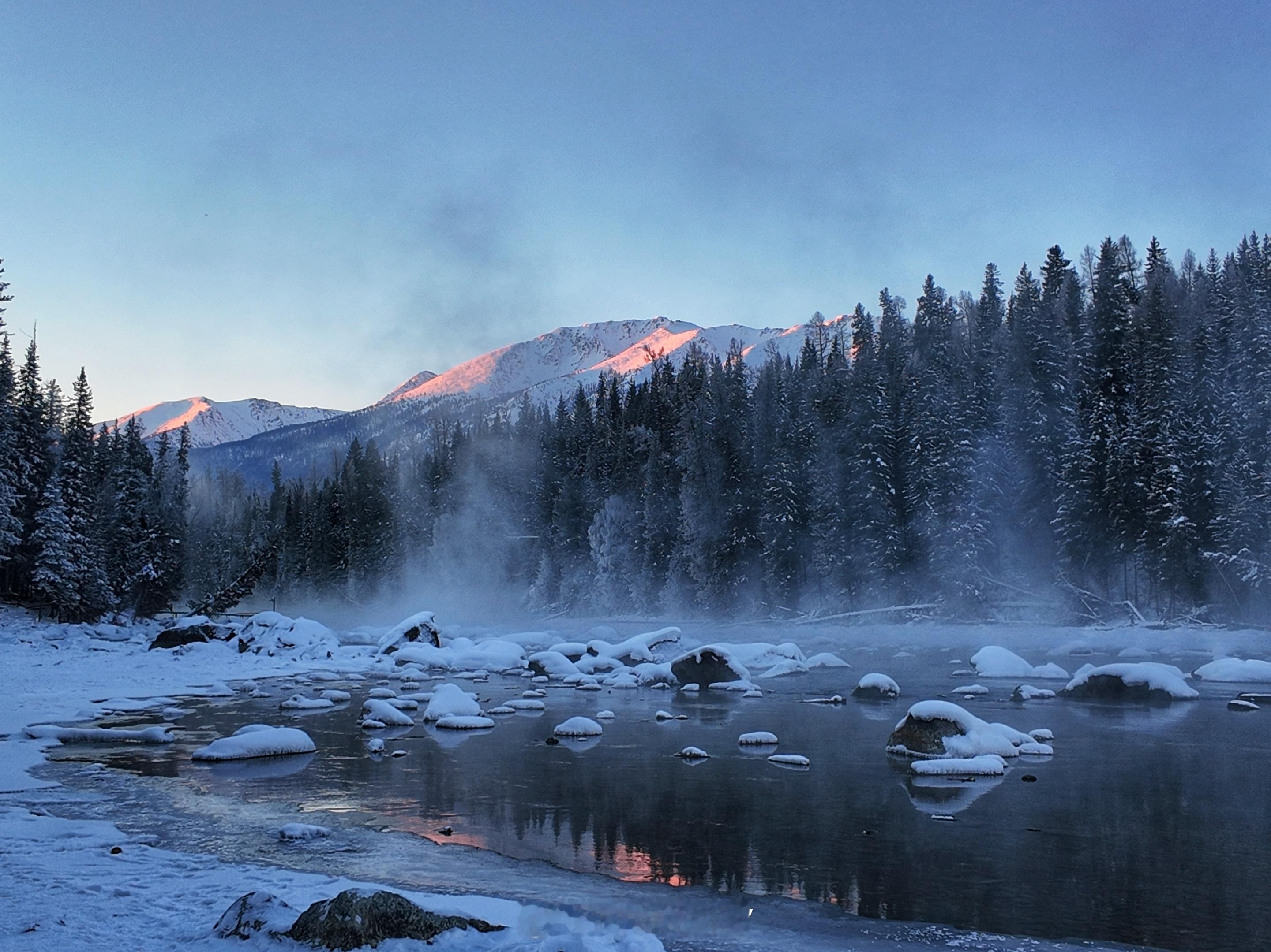早上在喀纳斯看日照金山；晚上在克拉玛依吃全聚德；图四全聚德这个国宴水平的烤鸭摆盘