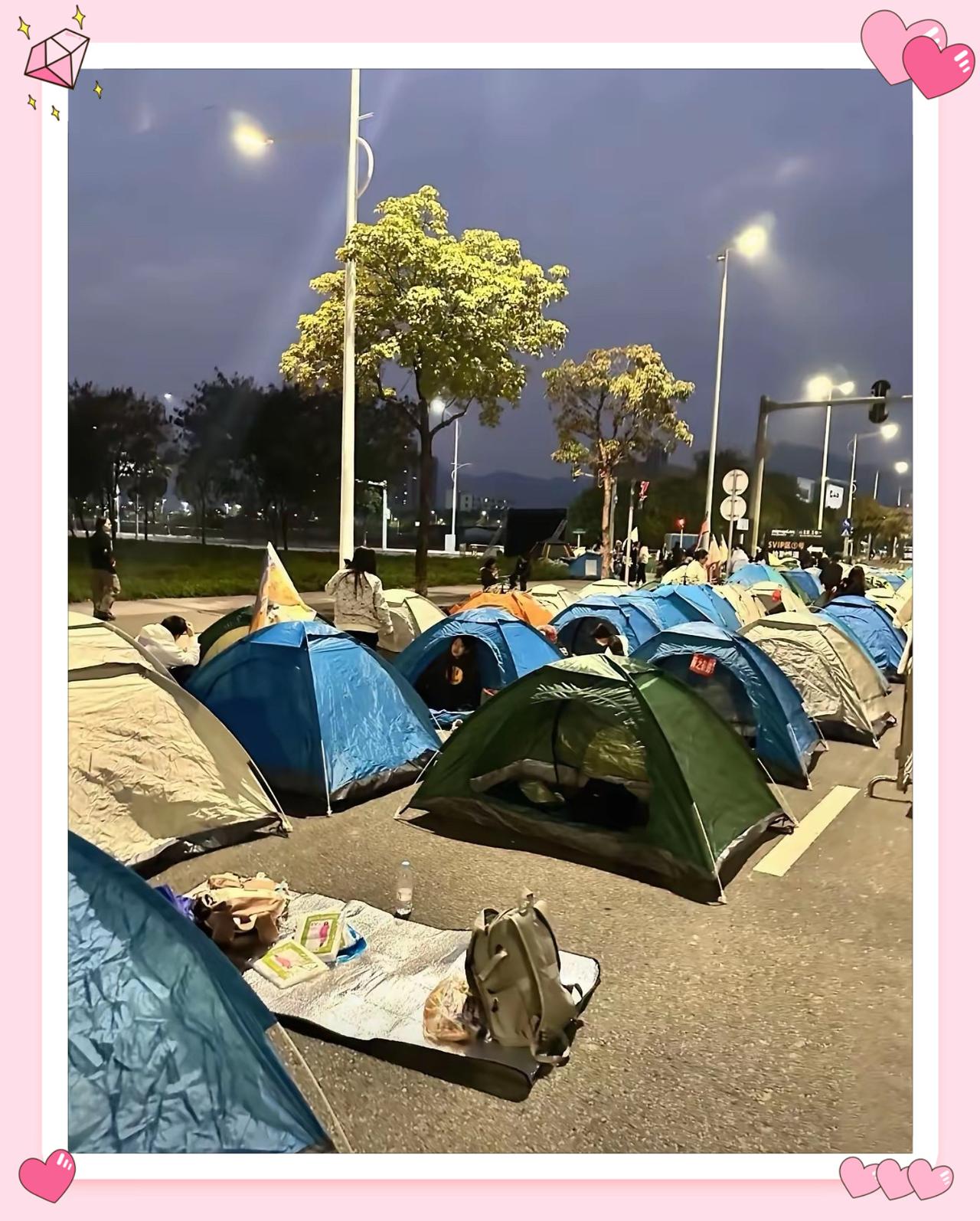 说真的，现在年轻人出门玩，
宁愿挤帐篷也不住酒店，
这事儿我太懂了！

说白了就