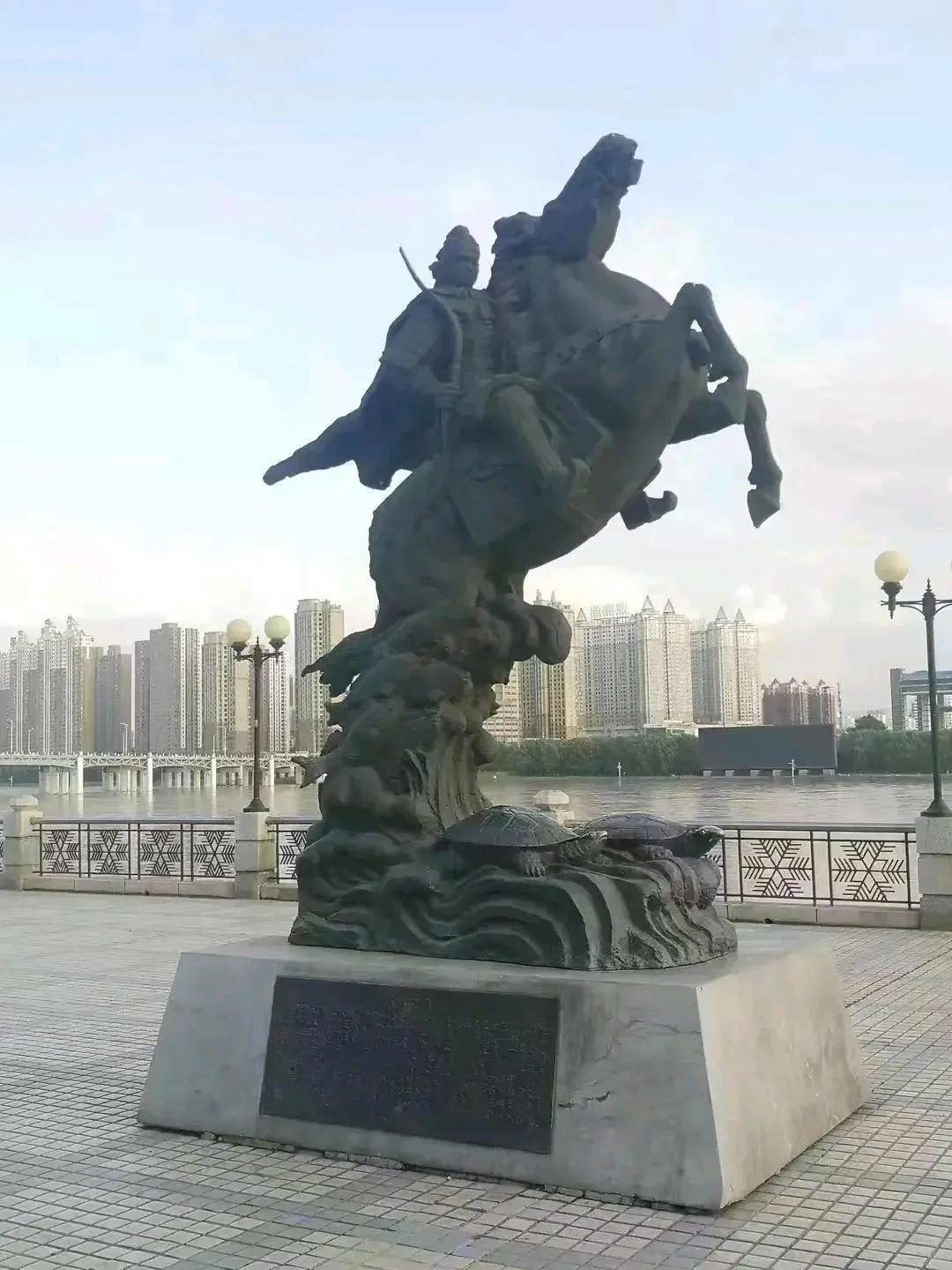 科学的尽头是玄学

近日有网友反映，吉林省吉林市市政府前面的“东明建国”雕像下面