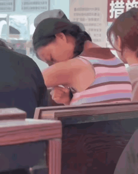 姑娘你在干嘛？能不能注意点儿影响？