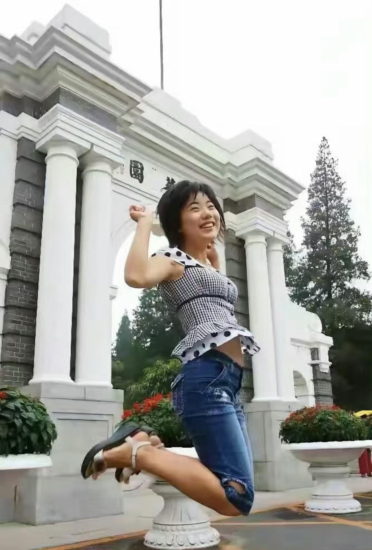 直到现在还有论调称蒋方舟当年进入清华只靠“天才少女”的宣传噱头，这种看法并不客观