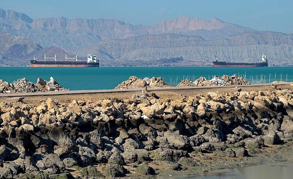霍尔木兹海峡，全球油轮的咽喉要道，突然成了个“罗生门”。
伊朗波斯湾海峡管理局，