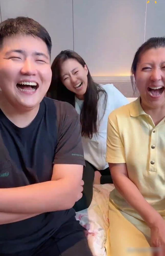 闫学晶和儿子林傲霏，儿媳妇徐梦迪，不知道在镜头前聊什么了，三个人笑的这么开心。