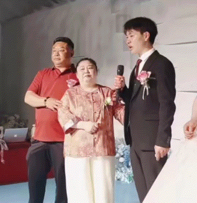 一对新人的婚礼现场，因新郎的父母都已不在其身边了，新郎从小便由叔叔婶婶抚养成人，