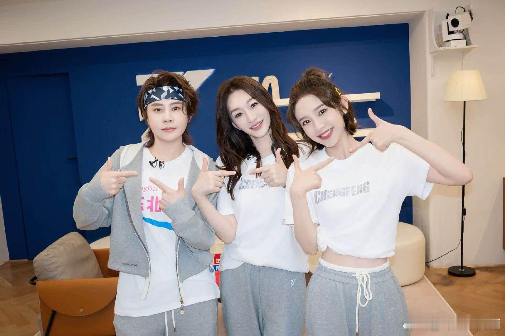 浪姐一公今晚开战浪姐今天晚上（4.10号） 要开直播了！燃炸开战～不修音、无滤镜